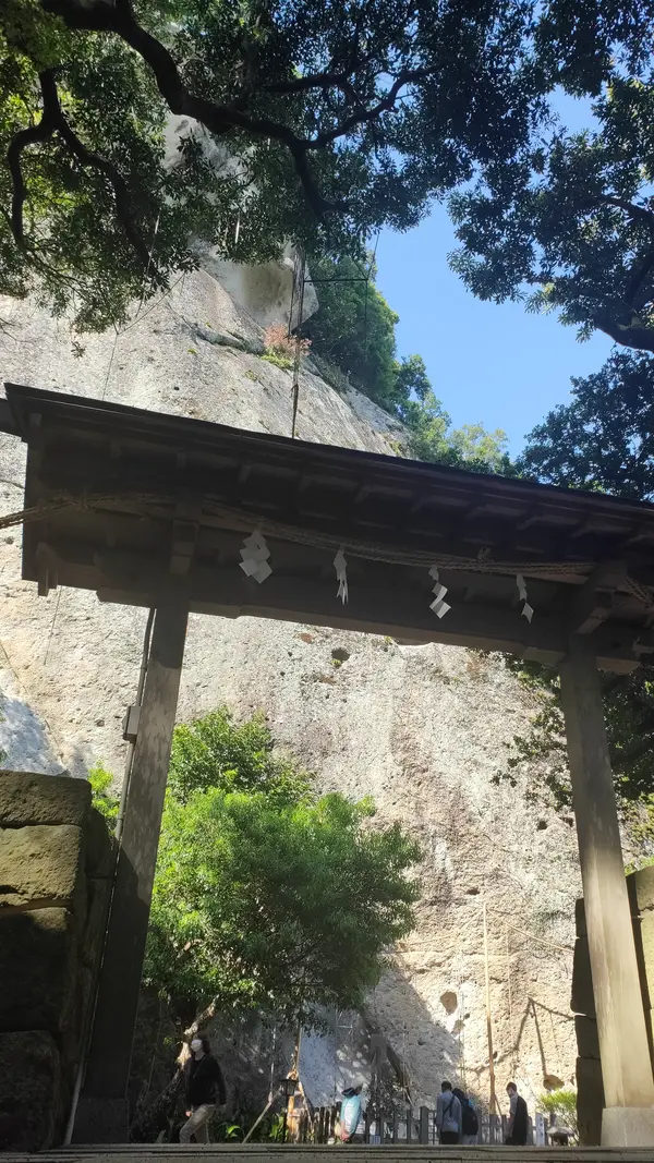 奥にある巨岩がご神体