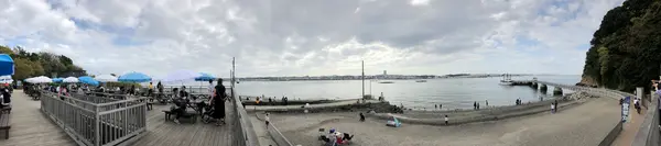 ビーチ前では