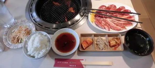 焼肉を楽しむ