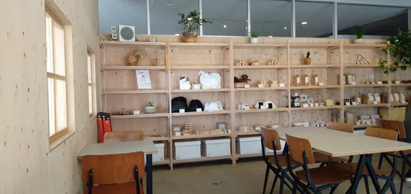 コメーキングスペース コメの店内