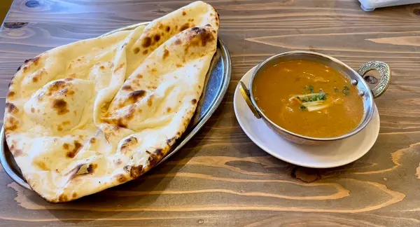 顔より大きいナンとチキンカレー