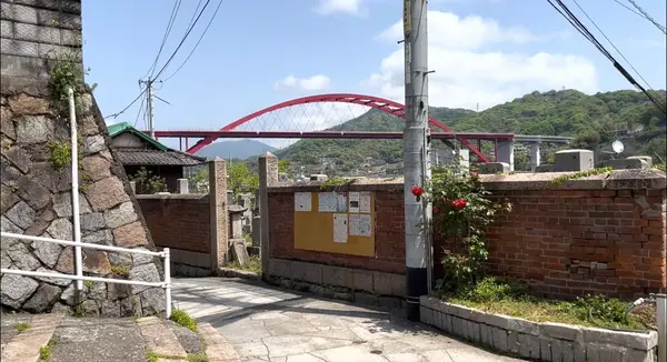 真っ赤な瀬戸大橋が見える