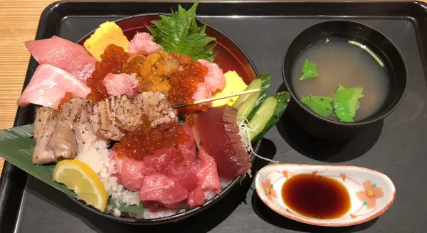 うまい丼1880円　味噌汁220円