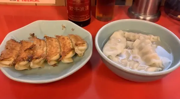 焼き餃子(270円)と水餃子(270円)