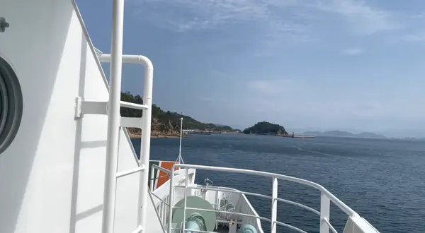 穏やかな海を渡りながら島へ向かっていきます！