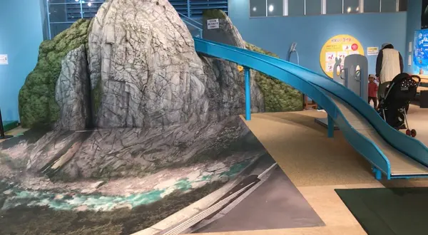 川の模型状の滑り台