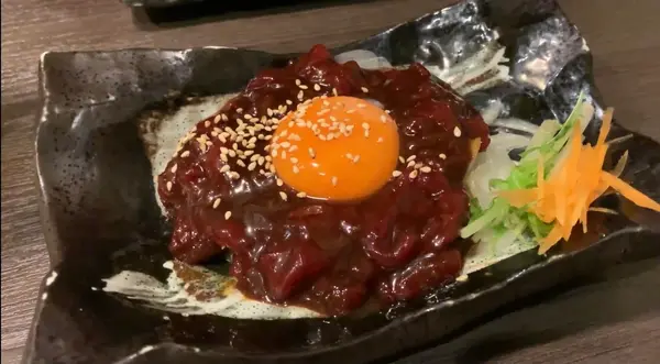 馬のユッケ（380円）