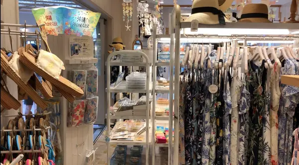 お洋服もずらり