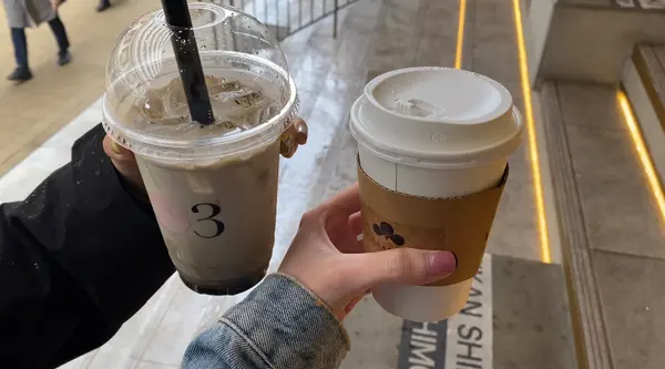 わらび餅入のほうじ茶ラテとオーガニック抹茶ラテ