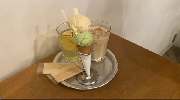 塩キャラメルアイス(上)とピスタチオアイス(下)