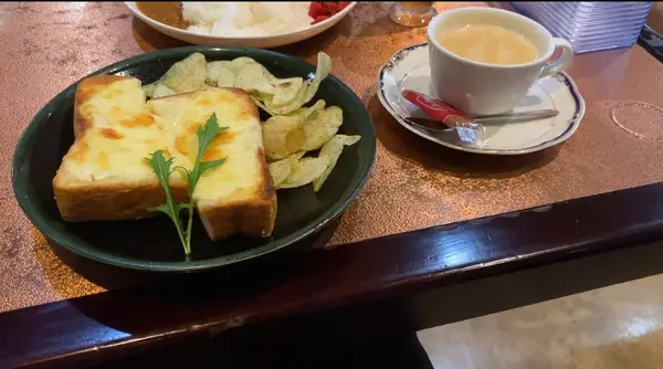 チーズトースト(690円)ロイヤルミルクティー(690円)