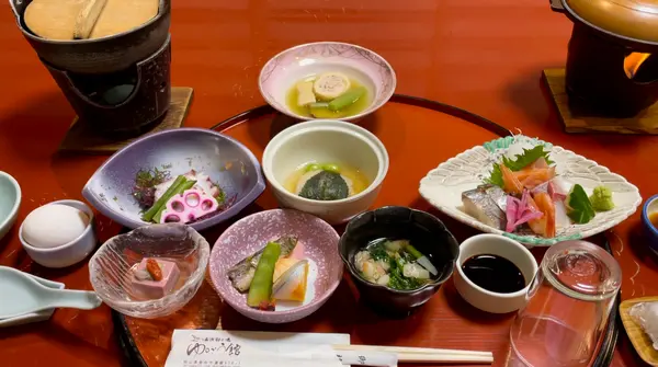 夕食は地元の食材を使った豪華な懐石料理！