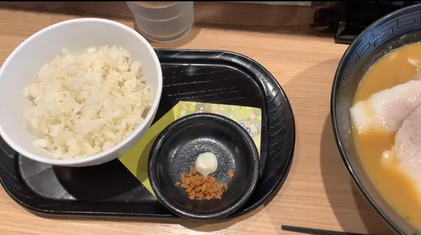 ランチは鶏白湯飯がついてくる♪（揚げニンニク&ニンニクラードも）
