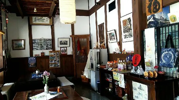 民芸風で落ち着いた店内