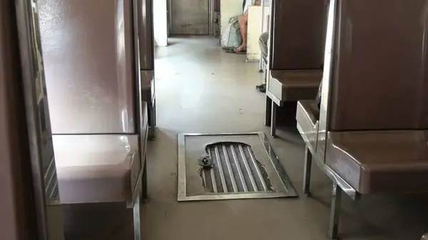 ボロボロの車内