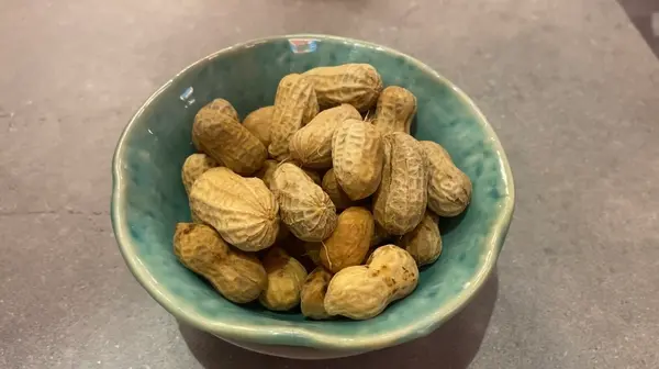 塩茹で落花生 380円
