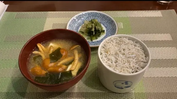 じゃこご飯、なめこの味噌汁、香のもの