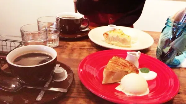 店内の雑貨やテーブル、食器もかわいい💕
