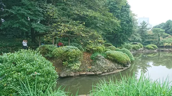 「言の葉の庭」の舞台の休憩所