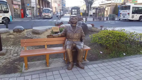バスを待つ両津勘吉