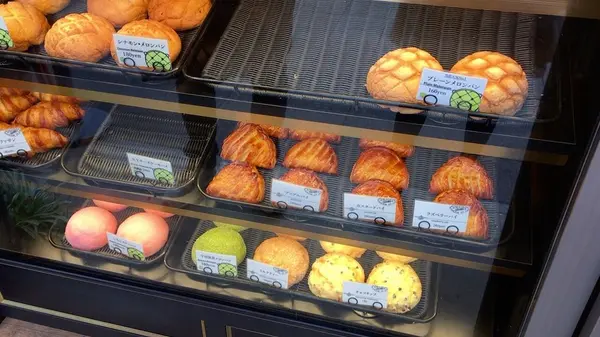プレーン・キャラメル・チョコなど色々な種類のメロンパン