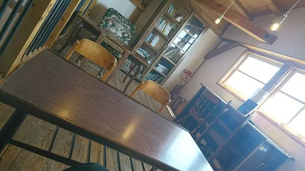 学校！？なんともオシャレなソファーもありくつろげる😊