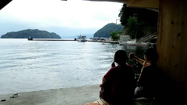 扉を開けるとすぐ海