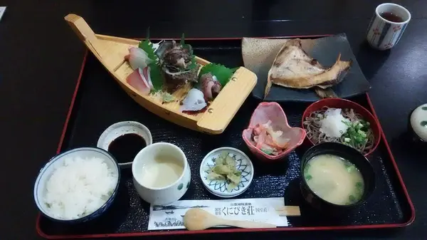 夜にはお食事も。
