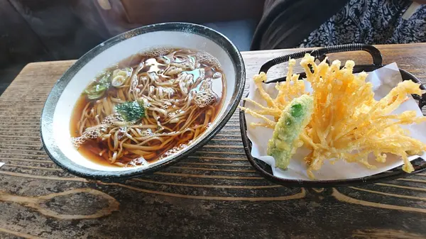 天ぷら蕎麦（温かい蕎麦）　９４０円（天ぷらは別添えで注文）