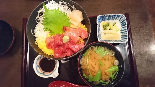 まぐろ漬け丼　大盛り　酢飯　９８０円