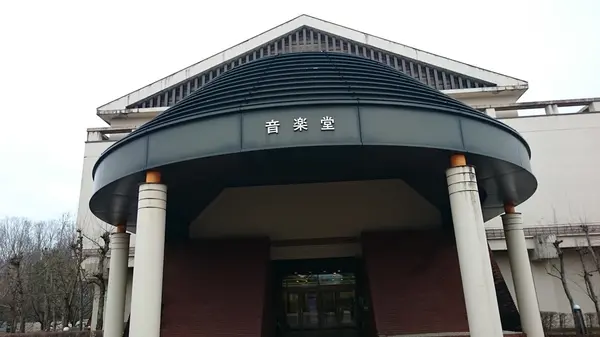 車で移動  ミューズパークは広くて、徒歩で全て見るのは困難  音楽堂と野外ステージ  見事な施設ですが、西武が運営していた？のを投げ出したと父は言う  場所が悪かったのか？  経営は難しいね