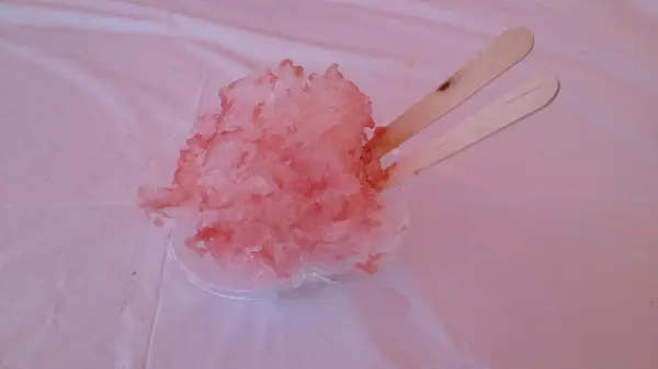 他で食べて美味しかった天然氷のかき氷も買って食べる