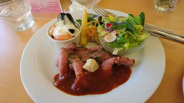 アニバーサリースペシャルハーブランチ　スーパーフードとハーブ料理盛り合わせプレート