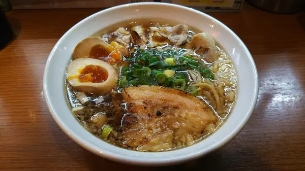 炙り肉の濃口醬油ラーメン