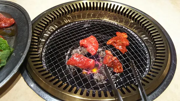 焼肉を楽しむ