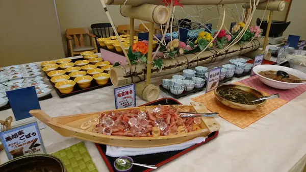 朝食へ  これは部屋食では無く、大広間でテーブルの上でバイキング