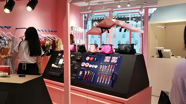 2階にはコスメとアクセサリーが！