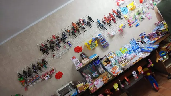 壁には歴代仮面ライダーたち。