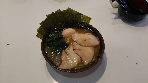 豚骨醤油ベースで太いストレート麺が特徴