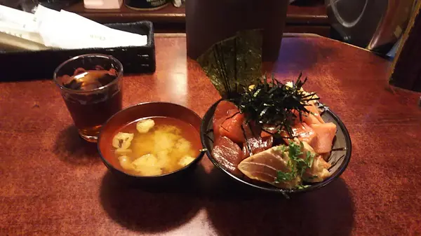 赤身と中トロのハーフ丼