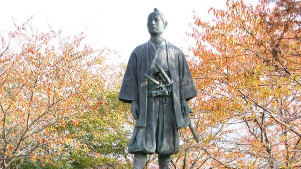 青砥武平治の像があります