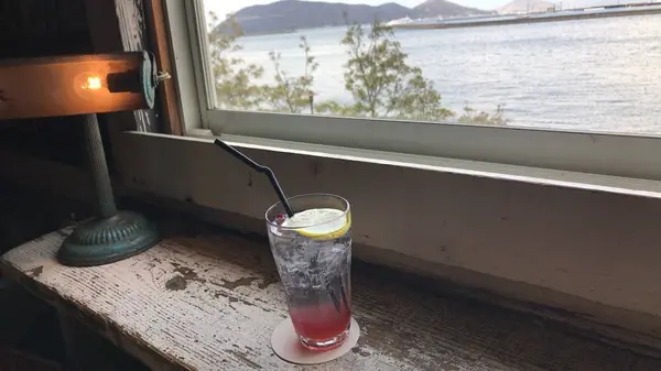 窓際の席で、海を眺める