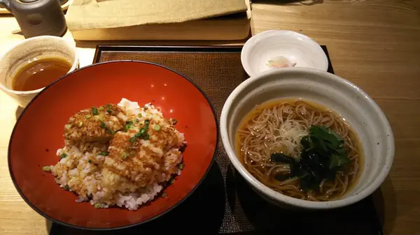 鶏天と挽きぐるみそば