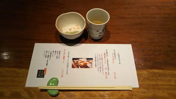カウンター席とテーブル席