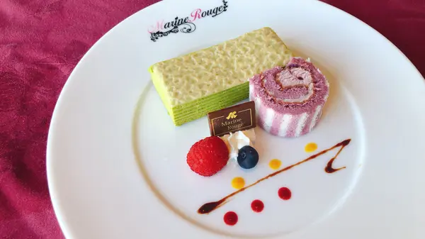 抹茶のミルクレープと苺のロールケーキ