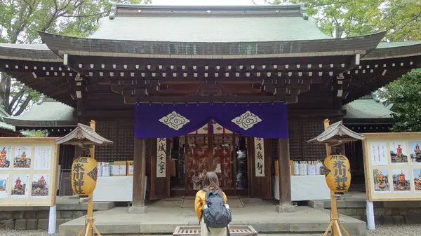 お賽銭箱に入れてお参り。