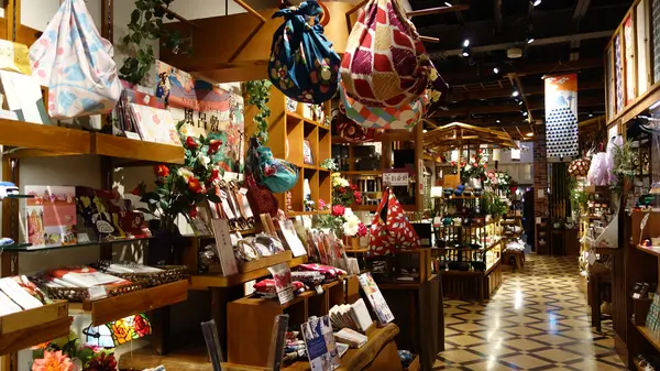 和物の雑貨屋さんでレトロなお土産探し