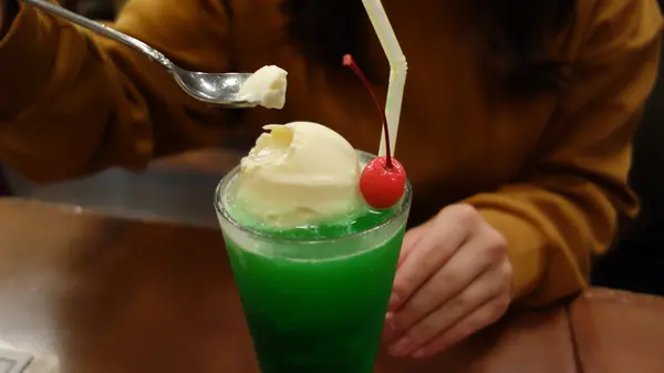 喫茶店の定番・クリームソーダは安定の美味しさ！