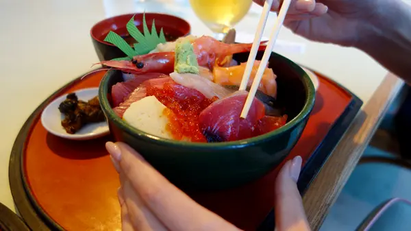 新鮮な海鮮丼を堪能