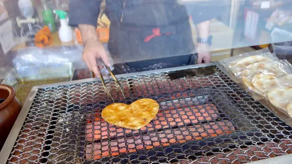目の前でお煎餅を焼いてくれる！
